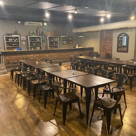City Hotel מלון