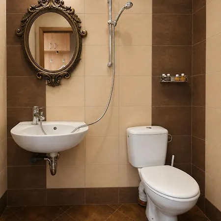 City Hotel מלון